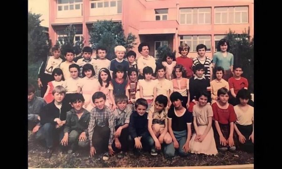 A mund ta gjeni Albin Kurtin në këtë fotografi?