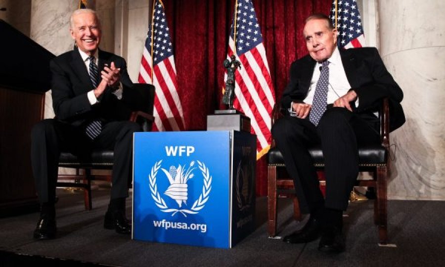 Biden e viziton senatorin Bob Dole pas diagnostikimit me kancer