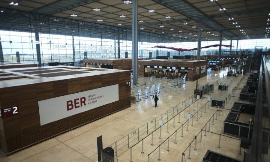 Në mungesë të pasagjerëve, mbyllet një terminal në aeroport