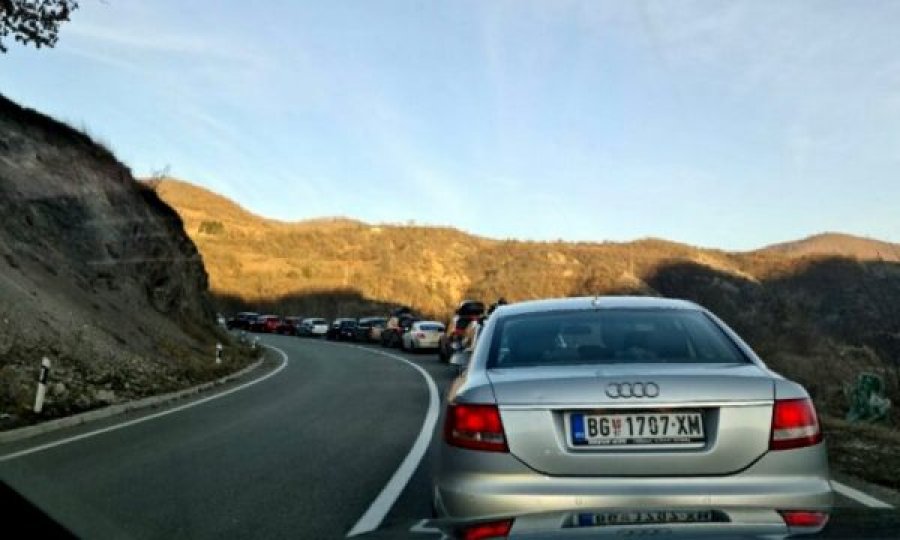 Kolonë veturash në Jarinje 