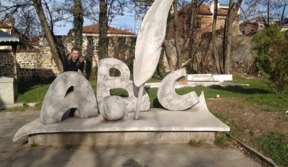 Mania për të përdorur fjalë të huaja, po dëmton gjuhën shqipe