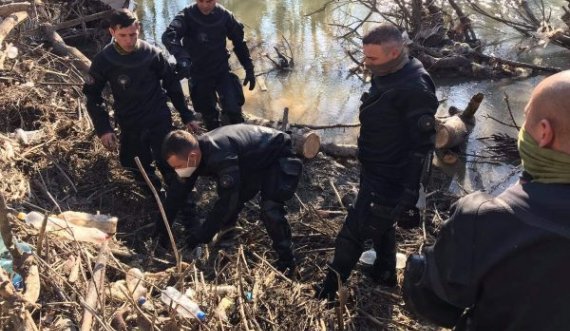 Momenti kur nga lumi nxirret trupi i pajetë i personit të zhdukur