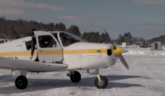 Aeroport mbi liqenin e ngrirë, avionët ulen mbi akull