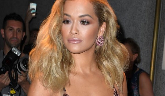 Rita Ora shënon 9 vite nga suksesi i këngës “Hot Right Now”