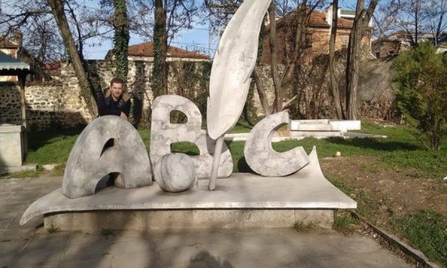 Mania për të përdorur fjalë të huaja, po dëmton gjuhën shqipe