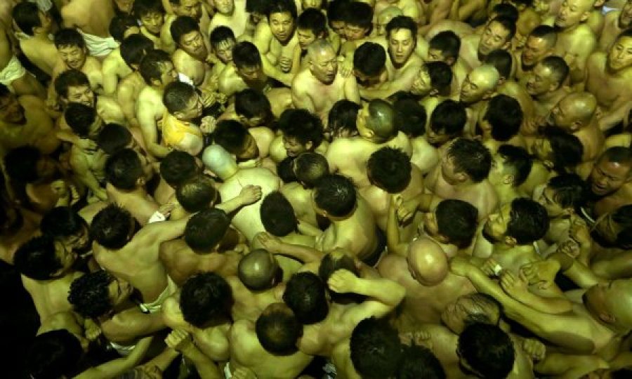 Traditë 500-vjeçare, si u zhvillua këtë vit “Festivali Lakuriq” në Japoni