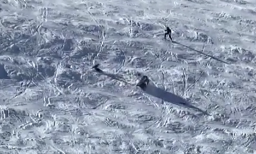 Pamje nga aksidenti në Brezovicë, një person rrotullohet në pistën e skijimit