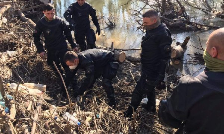 Momenti kur nga lumi nxirret trupi i pajetë i personit të zhdukur