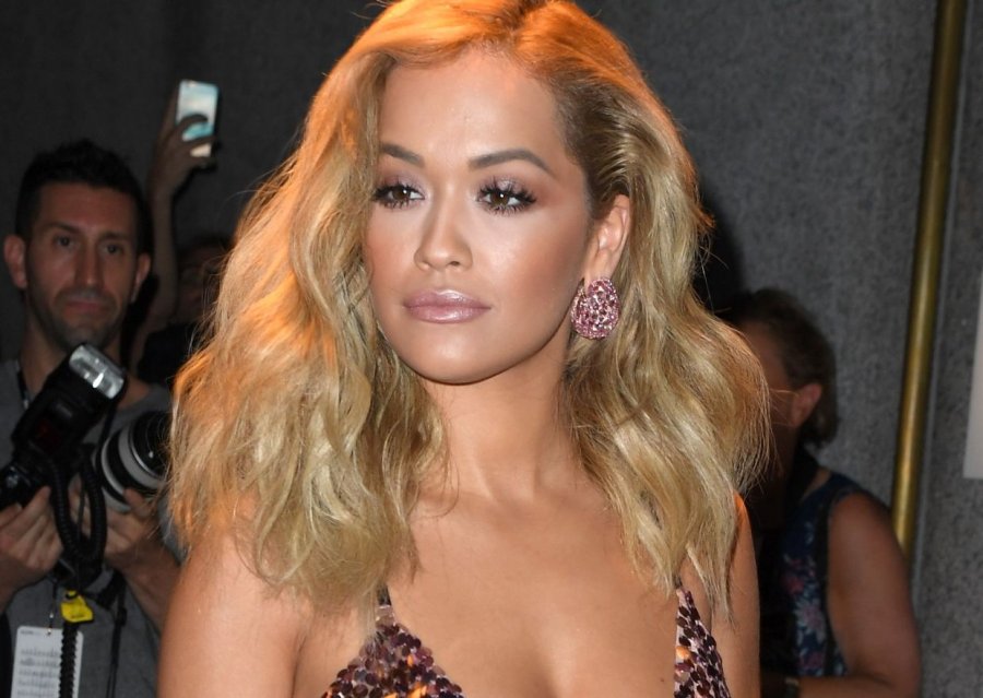 Rita Ora shënon 9 vite nga suksesi i këngës “Hot Right Now”