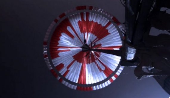 Cili ishte mesazhi i fshehtë në parashutën e roverit që u lëshua në Mars