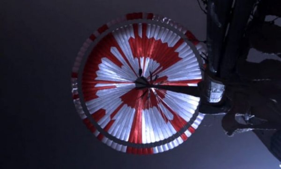 Cili ishte mesazhi i fshehtë në parashutën e roverit që u lëshua në Mars