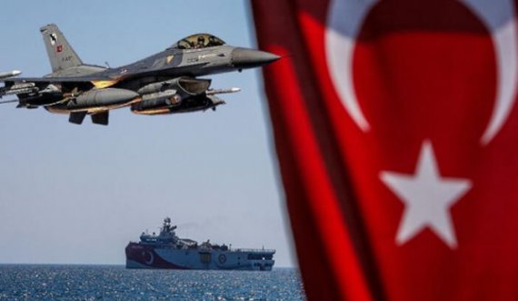 Dhjetëra avionë amerikanë, francezë, egjiptianë dhe grekë rrethojnë Turqinë