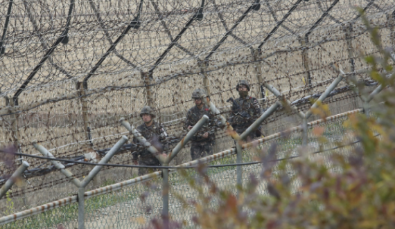 Dezertori 6 orë u end nëpër kufirin mes dy Koreve, askush nuk e vërejti
