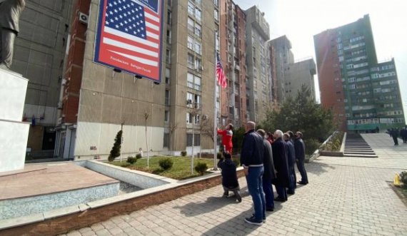 “Miqtë e Amerikës” ulin flamurin në gjysmë shtizë në nderim të viktimave të COVID-19 në SHBA