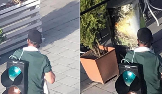 Qytetari i Mitrovicës e vendos semaforin në krah dhe ecën me të nëpër qytet