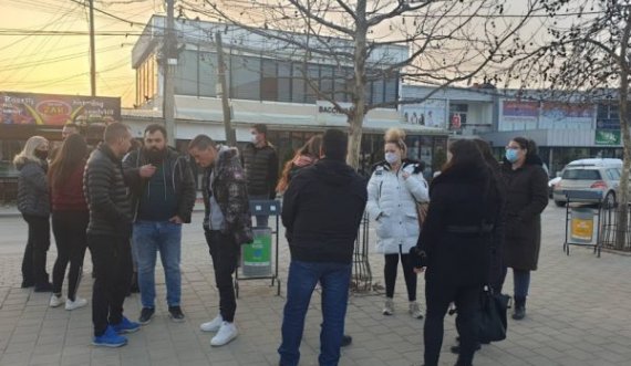 Prindërit e personave që rrahën djalin e Rashiqit protestojnë në Graqanicë