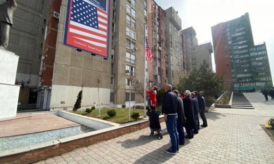 “Miqtë e Amerikës” ulin flamurin në gjysmë shtizë në nderim të viktimave të COVID-19 në SHBA
