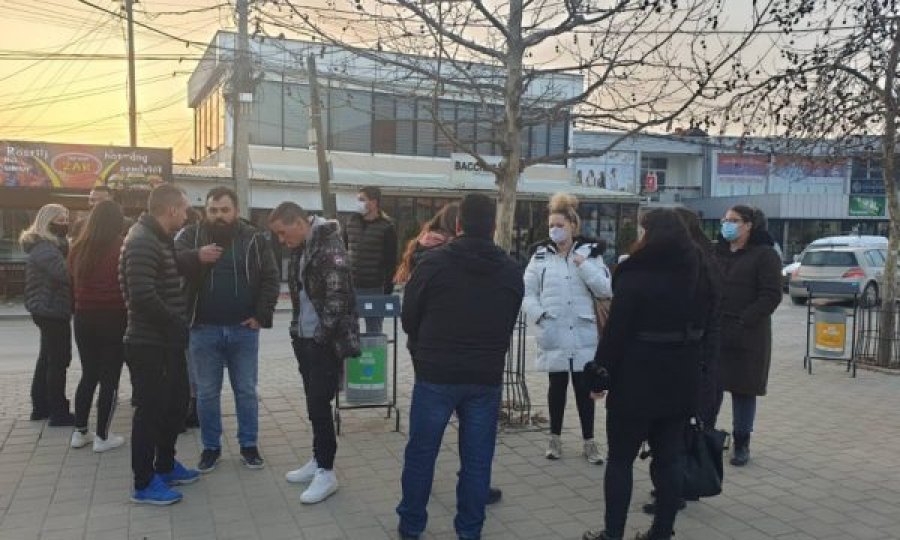 Prindërit e personave që rrahën djalin e Rashiqit protestojnë në Graqanicë