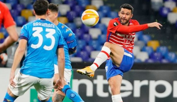 Napoli fiton, por eliminohet nga Europa League