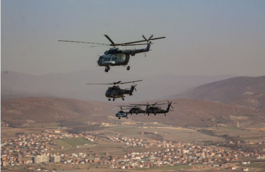 Helikopterë të shumtë u panë sot në qiejt e Kosovës, KFOR jep detaje