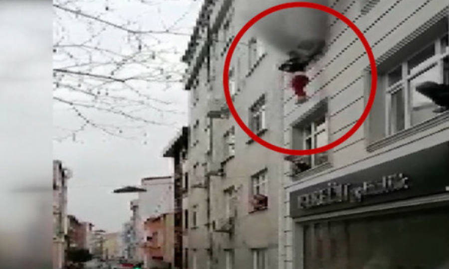 Ngjarje e pazakontë: Zjarr në ndërtesë, nëna i hedh 4 fëmijët nga dritarja