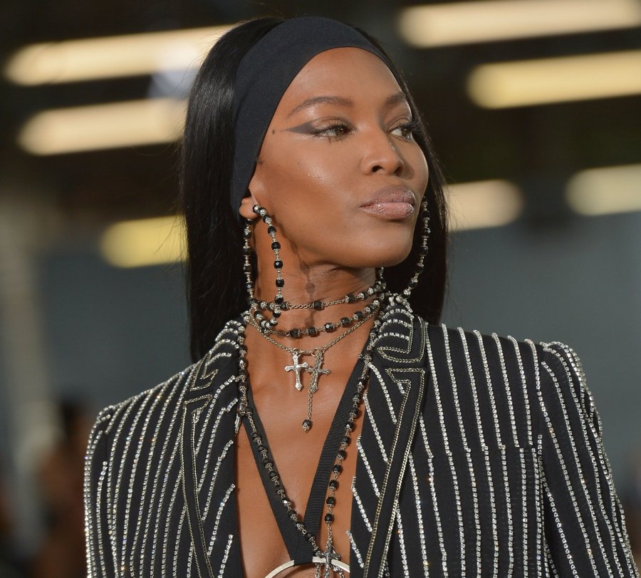 Naomi Campbell nuk njeh moshë, pozon topless