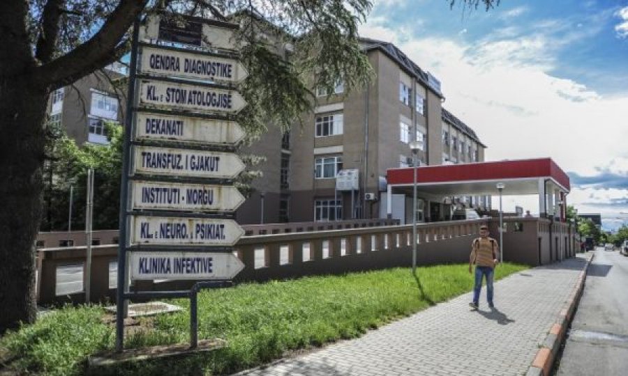 3 vjeçari lëndohet nga rrethojat e një ndërtese në Prishtinë, ka gjakderdhje në tru e thyerje të kockave