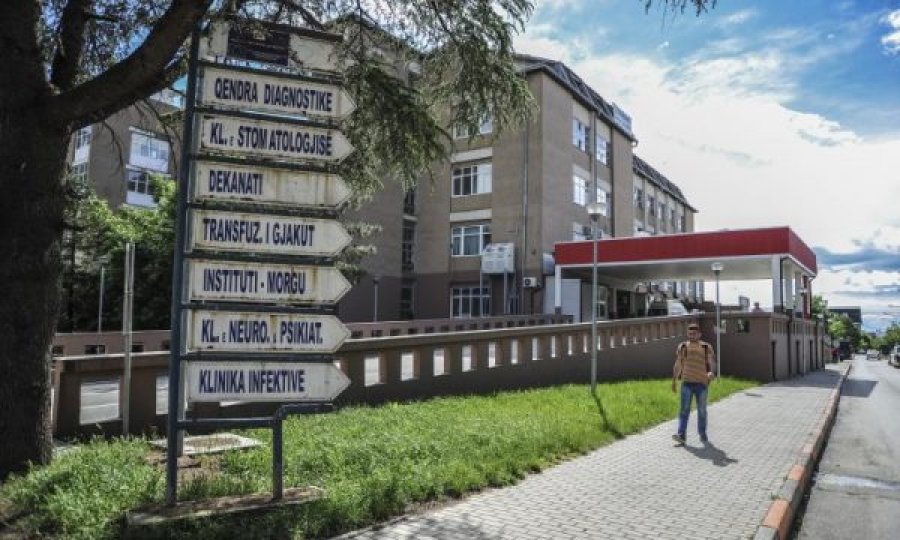 3 vjeçari lëndohet nga rrethojat e një ndërtese në Prishtinë, ka gjakderdhje në tru e thyerje të kockave