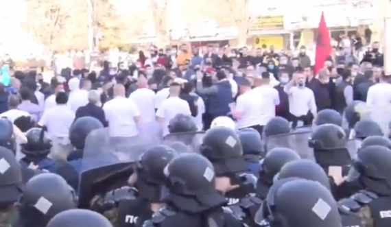 “Monstra”/ Eskalon protesta në Shkup