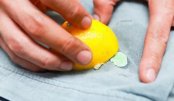 Këto janë mënyrat më të lehta për ta larguar çamçakëzin nga rrobat