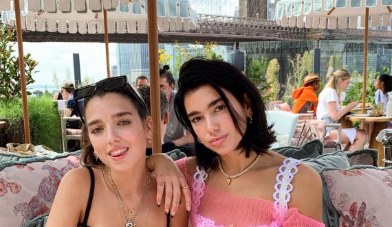 Motra e Dua Lipa-s nis hapat drejt famës, shkëlqen në shfaqjen e modës