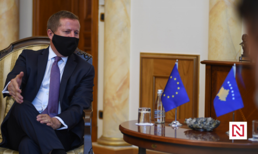 Shefi i Zyrës së BE-së kur pyetet për “çështjen” e hartës së Kosovës, thotë se nuk mban fare hartë në zyrë
