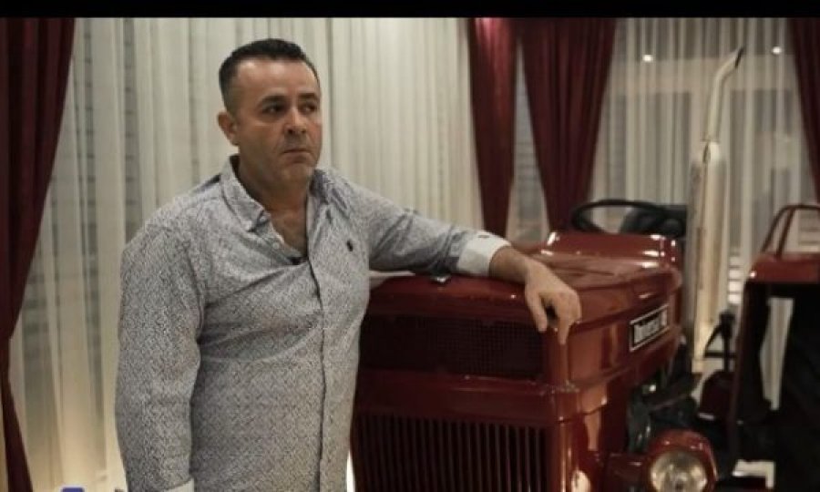 Shqiptari mban traktorin e babait në dhomë 