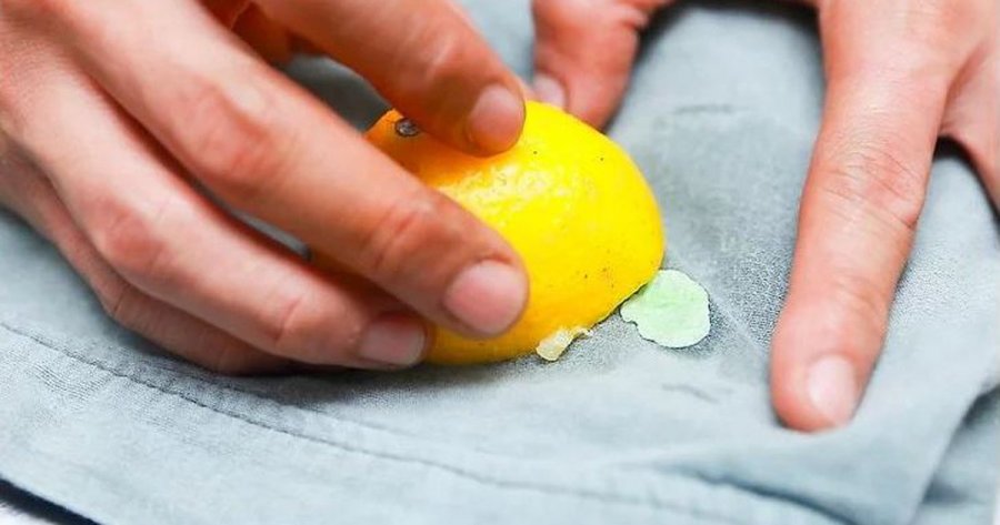 Këto janë mënyrat më të lehta për ta larguar çamçakëzin nga rrobat