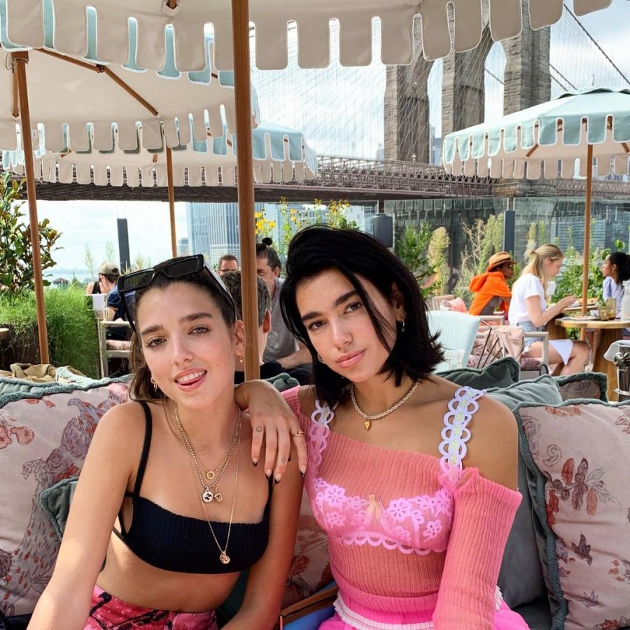 Motra e Dua Lipa-s nis hapat drejt famës, shkëlqen në shfaqjen e modës