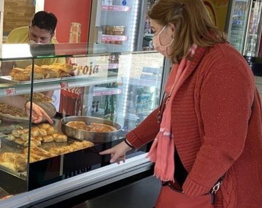 Ambasadorja amerikane në Mal të Zi blen burek tek një shqiptar