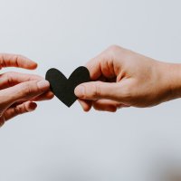 Akoma nuk e keni gjetur gjysmën tuaj? Ja shenjat e horoskopit që mund të formojnë kombinime perfekte