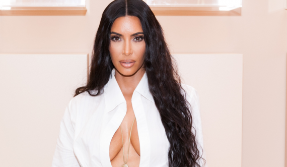 Sërish single, Kim Kardashian pozoi topless dhe i la të gjithë pa fjalë