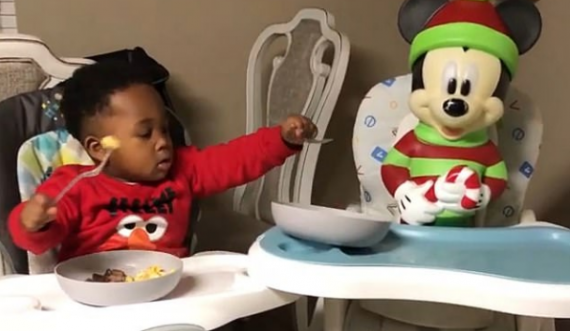 Zemërgjerësia e një fëmije, e ndan ushqimin edhe me kukullën