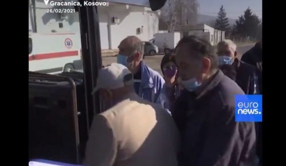 Euronews në rubrikën “Pa koment”: Serbia vaksinon serbët në Kosovë ku vaksina ende s’është shpërndarë