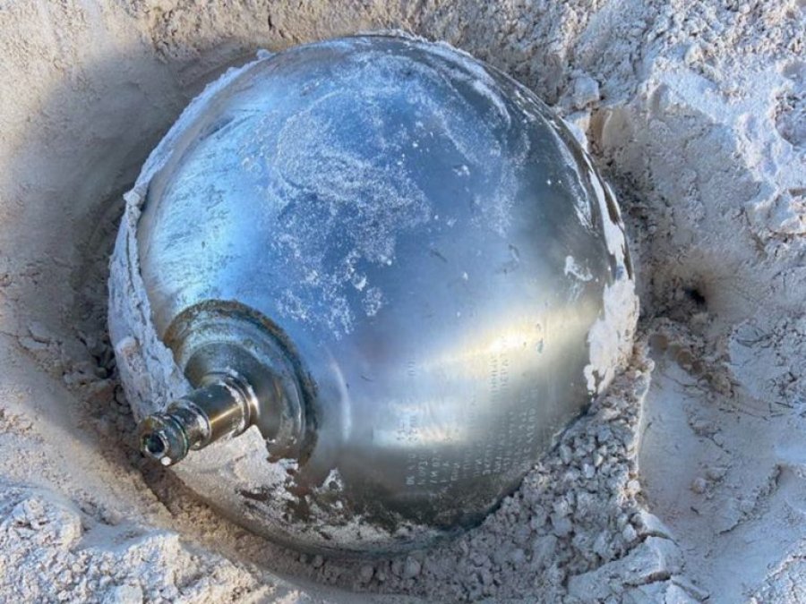 Një top misterioz nga metali gjendet në një plazh