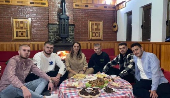 Besarta uron Vitin e Ri nga Oda e Jasharajve bashkë me Hamzën, Ademin, Shabanin