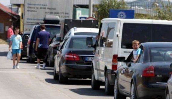 Kaq po presin mërgimtarët në pikat kufitare për të dalë nga Kosova