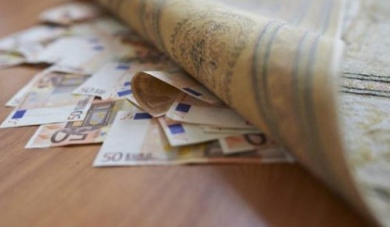 Pse njerëzit vendosin para nën tepihë?