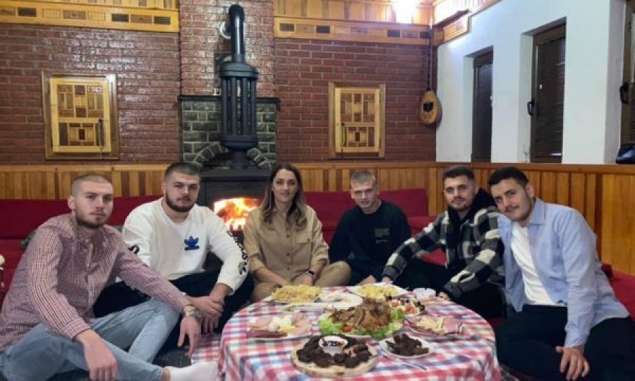 Besarta uron Vitin e Ri nga Oda e Jasharajve bashkë me Hamzën, Ademin, Shabanin