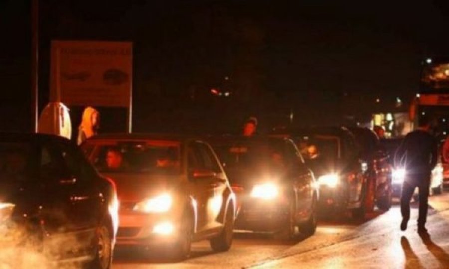 Masat e reja anti-covid, kolona të gjata në kufirin Kosovë – Shqipëri