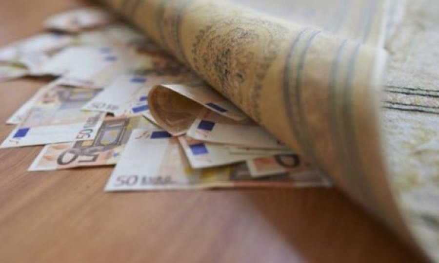 Pse njerëzit vendosin para nën tepihë?