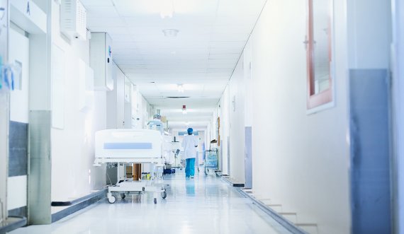  Ekspertët paralajmërojnë stërmbushje të spitaleve: Kjo nuk është më e keqja 