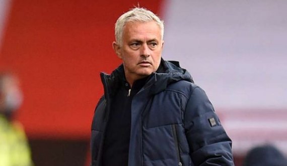 Ironizon Mourinho: “Në kampionatin më të mirë në botë, shtyhet ndeshja 4 orë para startit”