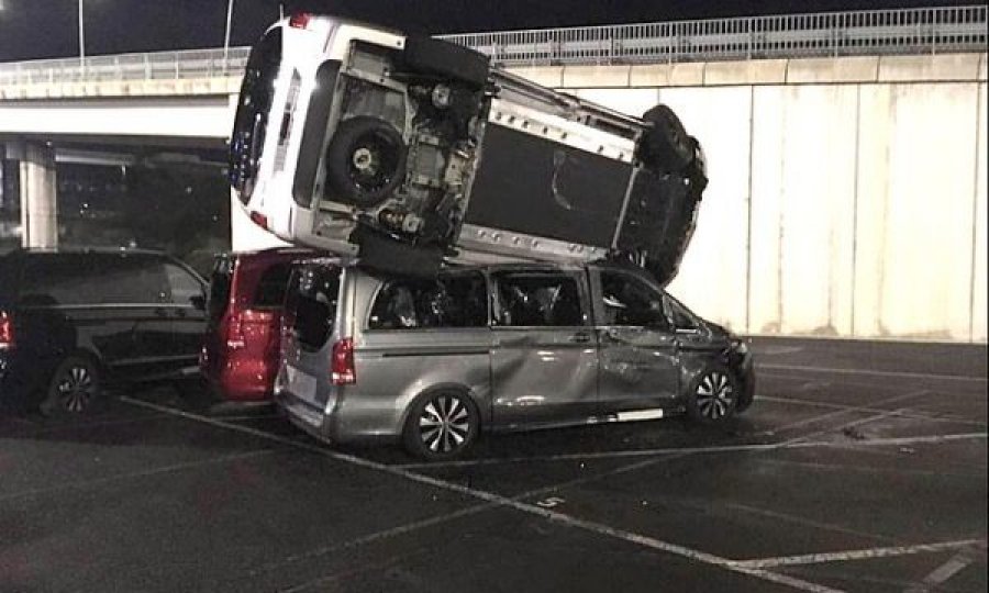  Ish-punëtori i pakënaqur i Mercedesit godet vetura me buldozer, shkakton dëme të mëdha 